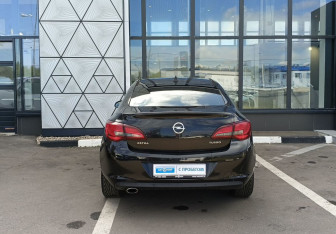 Подержанный автомобиль Opel Astra Sedan 2013 года (6 фото)