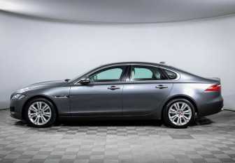 Подержанный автомобиль Jaguar XF Sedan 2017 года (8 фото)