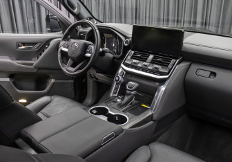 Подержанный автомобиль Toyota Land Cruiser Suv 2022 года (10 фото)