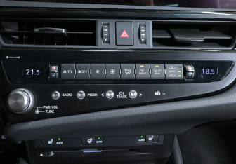 Подержанный автомобиль Lexus ES 2022 года (14 фото)