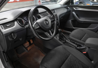 Подержанный автомобиль Skoda Octavia Liftback 2019 года (16 фото)