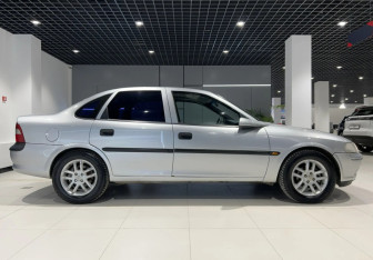 Подержанный автомобиль Opel Vectra Sedan 1997 года (4 фото)