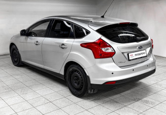 Подержанный автомобиль Ford Focus Hatchback 2011 года (7 фото)