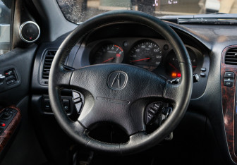 Подержанный автомобиль Acura MDX 2002 года (14 фото)
