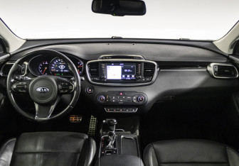 Подержанный автомобиль Kia Sorento 2017 года (17 фото)