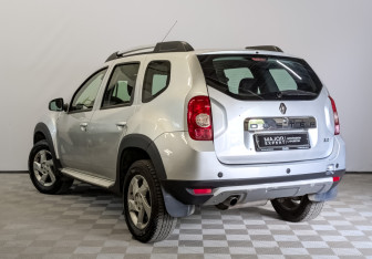 Подержанный автомобиль Renault Duster 2014 года (7 фото)