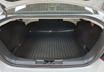 Подержанный автомобиль Ford Focus Sedan 2011 года (12 фото)
