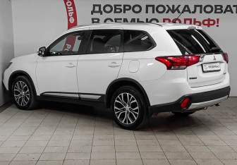 Подержанный автомобиль Mitsubishi Outlander 2016 года (6 фото)