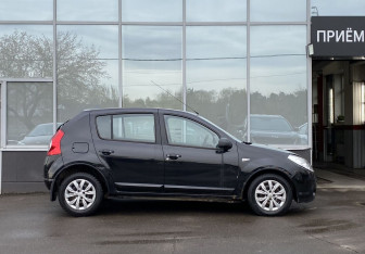 Подержанный автомобиль Renault Sandero 2010 года (4 фото)