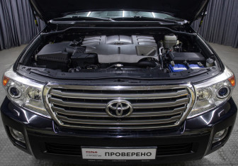 Подержанный автомобиль Toyota Land Cruiser Suv 2015 года (9 фото)