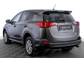 Подержанный автомобиль Toyota RAV4 2013 года (7 фото)