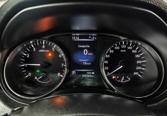 Подержанный автомобиль Nissan X-Trail 2017 года (13 фото)