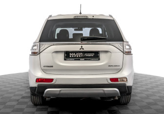 Подержанный автомобиль Mitsubishi Outlander 2014 года (6 фото)