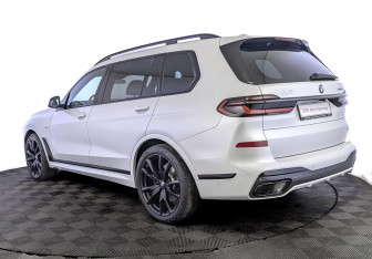 Подержанный автомобиль BMW X7 2023 года (7 фото)