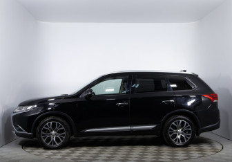 Подержанный автомобиль Mitsubishi Outlander 2018 года (8 фото)