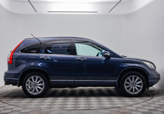 Подержанный автомобиль Honda CR-V 2011 года (4 фото)