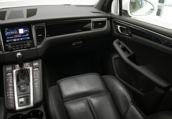 Подержанный автомобиль Porsche Macan 2017 года (25 фото)