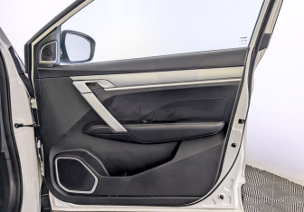 Подержанный автомобиль Geely Coolray 2023 года (24 фото)