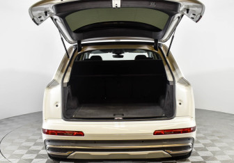 Подержанный автомобиль Audi Q7 2021 года (20 фото)