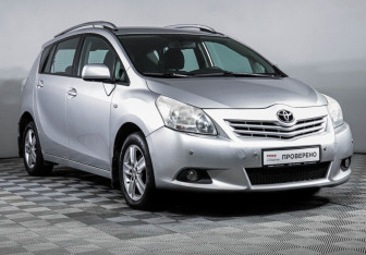Подержанный автомобиль Toyota Verso 2010 года (3 фото)