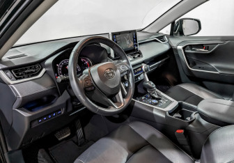 Подержанный автомобиль Toyota RAV4 2019 года (16 фото)