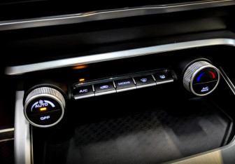 Подержанный автомобиль Geely Coolray 2022 года (27 фото)