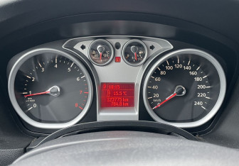 Подержанный автомобиль Ford Focus Hatchback 2010 года (16 фото)