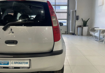 Подержанный автомобиль Mitsubishi Colt Hatchback 2005 года (8 фото)