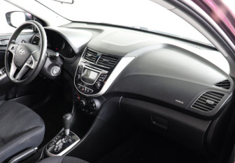 Подержанный автомобиль Hyundai Solaris Hatchback 2013 года (6 фото)