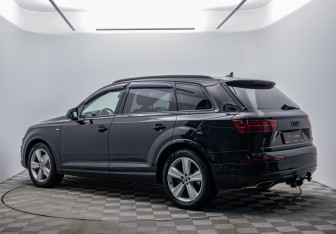 Подержанный автомобиль Audi Q7 2019 года (6 фото)