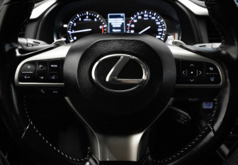Подержанный автомобиль Lexus RX 2021 года (10 фото)