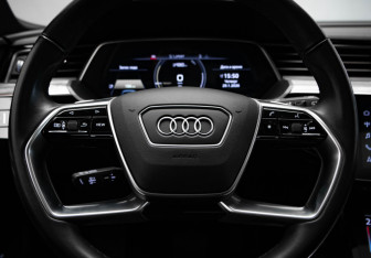 Подержанный автомобиль Audi e-tron 2021 года (10 фото)