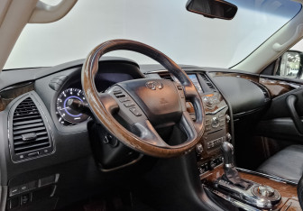 Подержанный автомобиль Infiniti QX80 2014 года (15 фото)