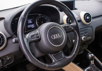 Подержанный автомобиль Audi A1 2011 года (13 фото)