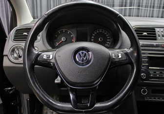 Подержанный автомобиль Volkswagen Polo Sedan 2015 года (17 фото)