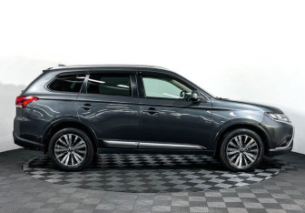 Подержанный автомобиль Mitsubishi Outlander 2018 года (4 фото)