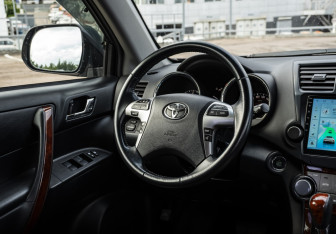 Подержанный автомобиль Toyota Highlander 2011 года (10 фото)