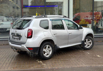Подержанный автомобиль Renault Duster 2017 года (8 фото)