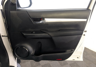 Подержанный автомобиль Toyota Hilux 2019 года (19 фото)