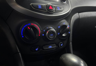 Подержанный автомобиль Hyundai Solaris Hatchback 2015 года (16 фото)