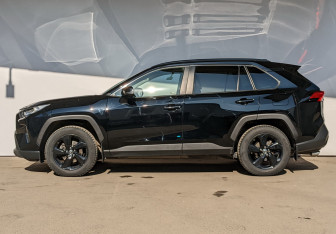 Подержанный автомобиль Toyota RAV4 2022 года (18 фото)