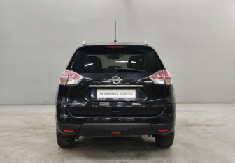 Подержанный автомобиль Nissan X-Trail 2015 года (6 фото)