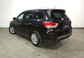 Подержанный автомобиль Nissan Pathfinder 2016 года (6 фото)