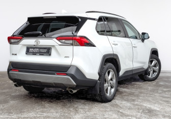 Подержанный автомобиль Toyota RAV4 2021 года (5 фото)