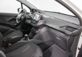 Подержанный автомобиль Peugeot 208 2014 года (9 фото)