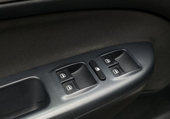 Подержанный автомобиль Skoda Octavia Wagon 2011 года (12 фото)