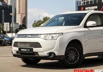 Подержанный автомобиль Mitsubishi Outlander 2013 года (16 фото)