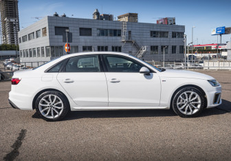 Подержанный автомобиль Audi A4 Sedan 2020 года (4 фото)