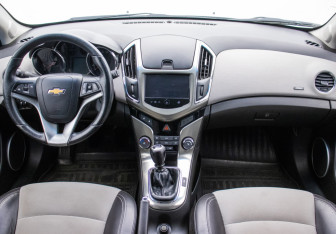 Подержанный автомобиль Chevrolet Cruze Hatchback 2013 года (13 фото)