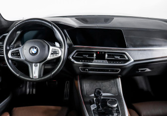 Подержанный автомобиль BMW X5 2021 года (12 фото)